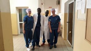 Afbeelding: De Berkel_SBK4Gambia_doktersjassen